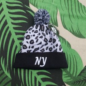 NWT Snow Leapord NY Pom Hat 🐾